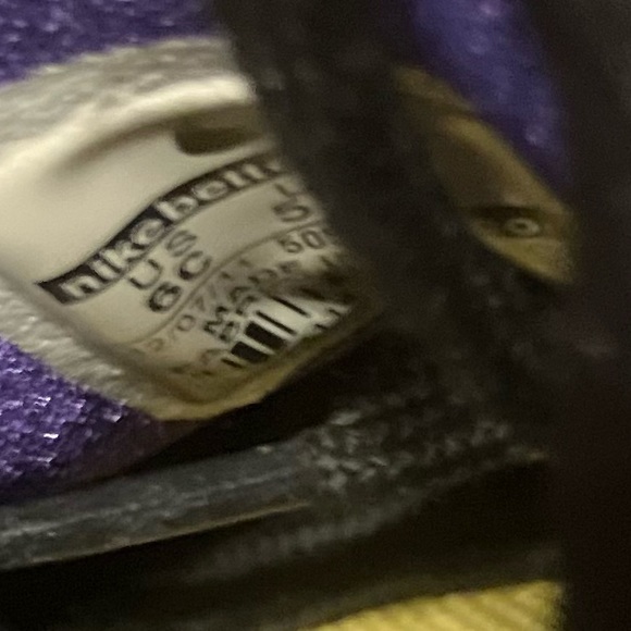 NIKE KOBE SHOES SIZE 6C GENTLY USED KOBE BRYANT BLACK AND PURPLE LA LAKERS - Picture 7 of 9